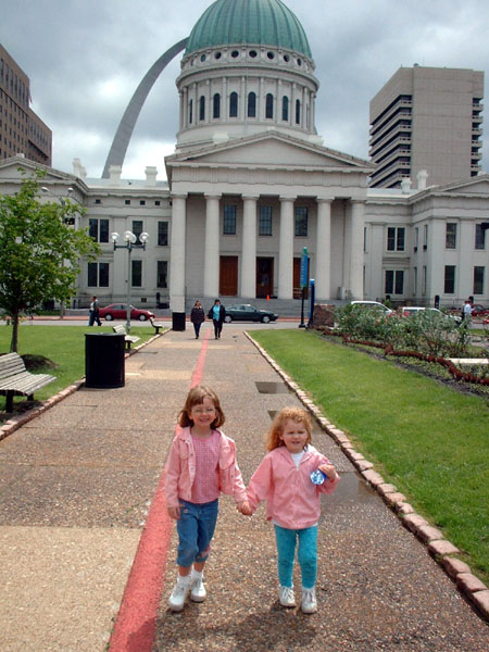 Alsatia and Savannah at a fountain in front of the capital building.jpg 104.2K